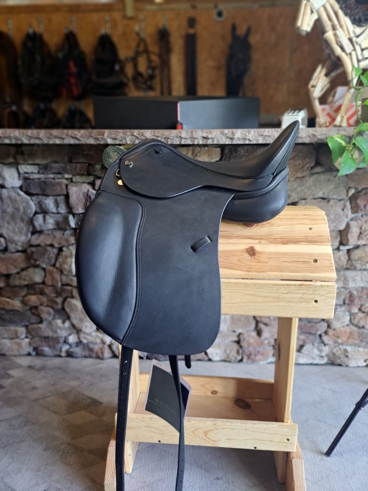 DP Saddlery Classic Dressage 6293 17.5 in