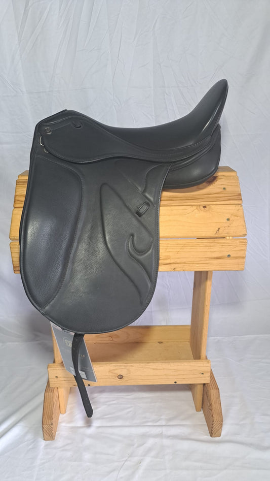 DP Saddlery Caprice Dressage 6361 18in