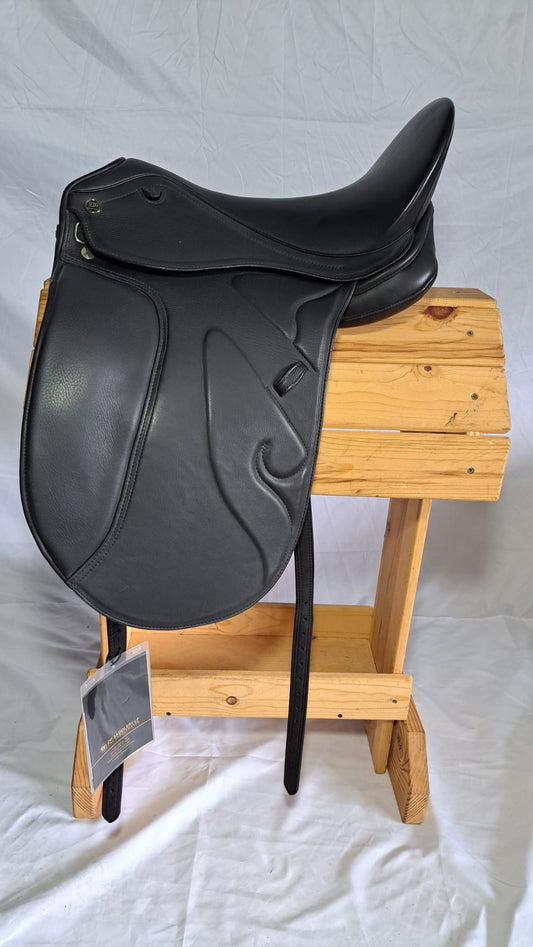 DP Saddlery Caprice Dressage 7074 17in
