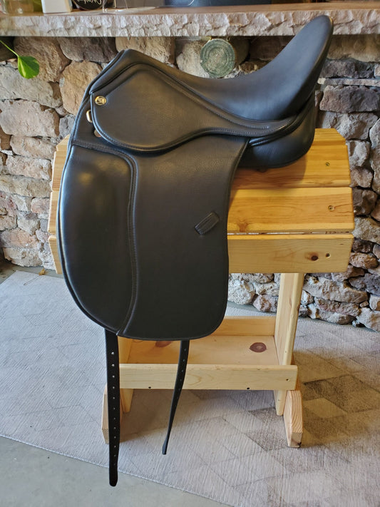 DP Saddlery Classic Dressage 5608 17.5 in