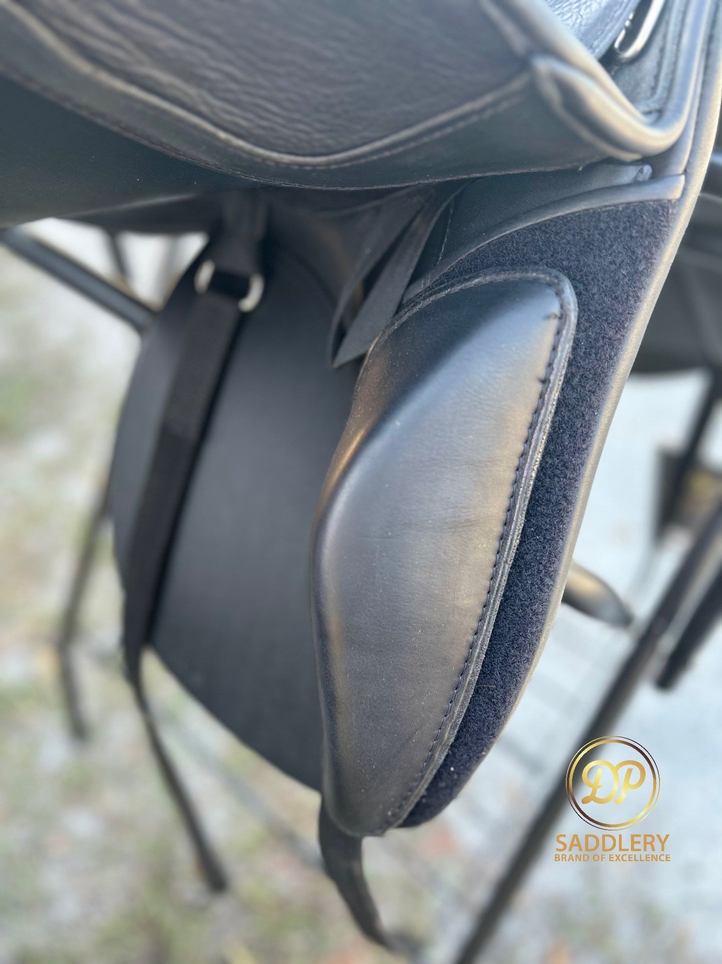 DP Saddlery Caprice Dressage 6677 17.5 in